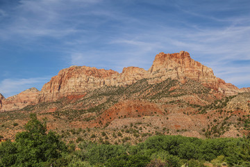 beeindruckende rot wei&szlig;e Felsformationen in unber&uuml;hrter Natur in Amerikas Western
