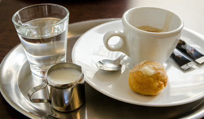 espresso whti milk and a bun