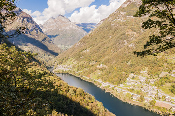 San Bortolomeo, Dorf, Hangdorf, Vogorno, Stausee, Lago di Vogorno, Valle Verzasca, Verzascatal, Verzasca, Tessin, Wanderweg, Herbstferien, Herbst, Schweiz