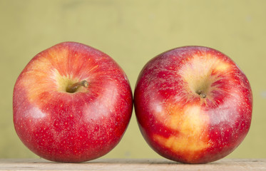 Deliciosas manzanas sobre fondo rústico 