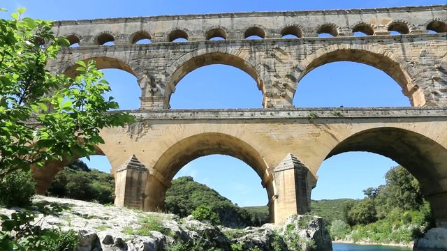 La rivière sous le Pont du Gard