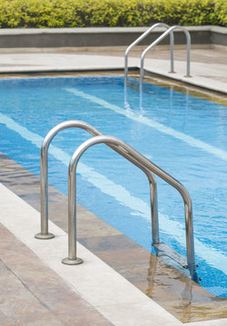 Piscina con pasamanos