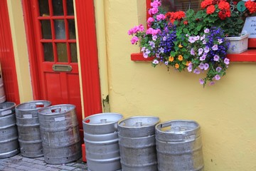 Bierfässer vor einer irischen Kneipe