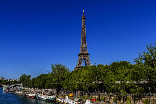 Tour Eiffel (Eiffel Tower), Champ de Mars in Paris, France.