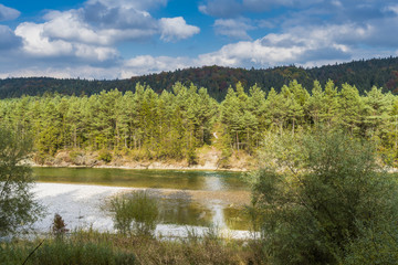Obraz premium Grüne Isar und grüner Wälder zwischen Wolfratshausen und Geretsried