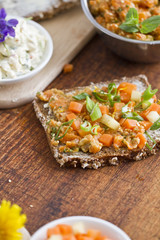 Kastenbrotscheibe mit Karotten-Apfel-Aufstrich, Lauchzwiebeln und Sesam