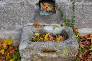 Herbstlicher Steinbrunnen