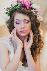 Naklejka premium Pretty bride brunette with makeup in studio
