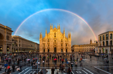 Mailänder Dom in Italien mit Regenbogen 