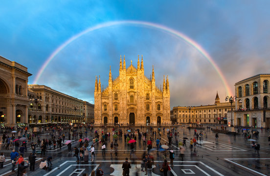 Mail&auml;nder Dom in Italien mit Regenbogen 