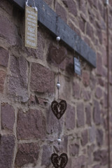 Weihnachtsdekoration an der Hauswand 