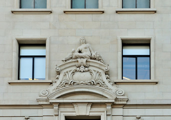 freske an der fassade eines hauses in barcelona