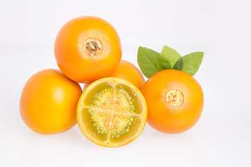 Lulo o naranjilla fruta tropical - Solanum quitoense.
