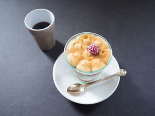 Köstliche Nachspeise mit einem Espresso