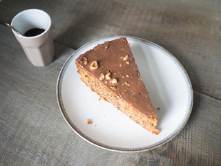 Leckerer schweizer Haselnußkuchen mit einer Tasse Espresso