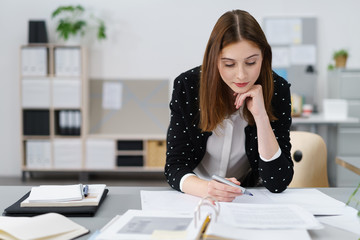 kreative frau am arbeitsplatz zeichnet einen entwurf