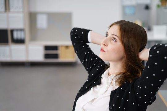 mitarbeiterin im b&uuml;ro schaut in gedanken nach oben