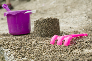 Fototapeta na wymiar Balde y pala con arena en la playa.