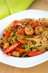 Shrimp sauté noodle with red pepper