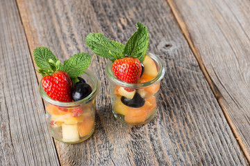 Fruchtbecher auf Holzhintergrund