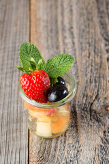 Fruchtbecher auf Holzhintergrund