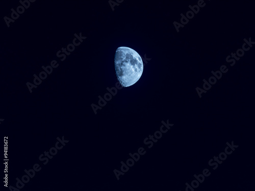 luna cuarto creciente azul\ luna cuarto creciente azul\