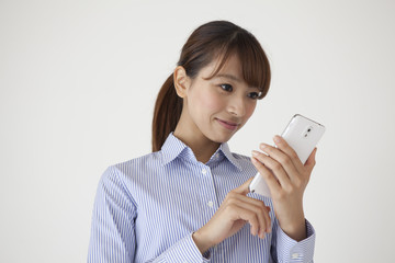 Fototapeta premium Young women are using a smartphone