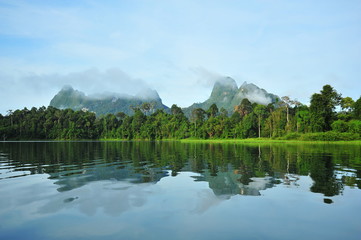 Naklejka premium Lake and Mountains at Sunrise