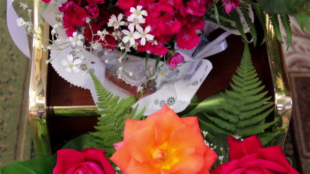 bouquets of flowers in the church/Beautiful bouquets of roses in the church in different colors