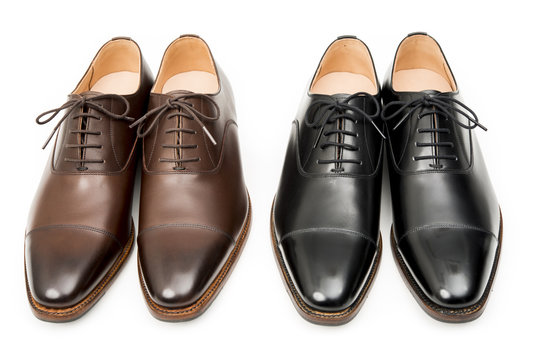 男性用の黒と茶色の革靴　正面