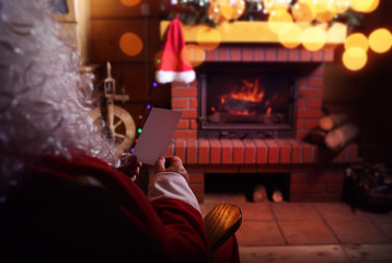 Santa Claus with a letter from a child © ambrozinio