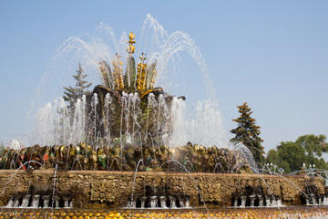 Вид фонтана "Каменный цветок" в парке ВДНХ в Москве. Россия. © 1802185