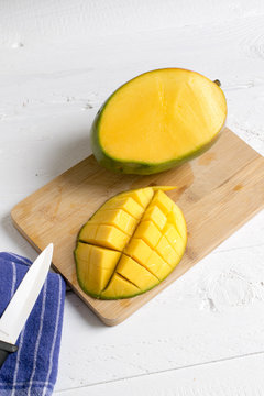 Hand schneidet mango