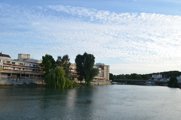 Obraz premium Buildings and trees on shore of river Marne in French city of Meaux
