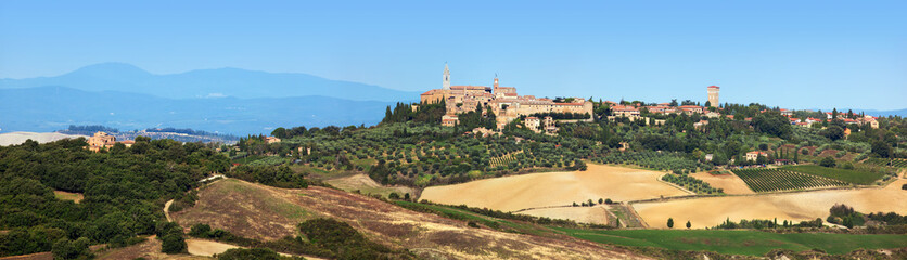 Fototapeta na wymiar Tuscany landscape panorama with Pienza town on the hill, Italy.