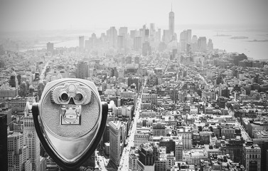 Schwarz-weiß getöntes Fernglas über Manhattan, NYC.