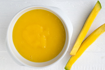 Frische Obst: Mango brei auf helles hintergrund