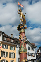 Fototapeta na wymiar Statues des Bannerträgers auf dem Sankt-Ursen-Brunnen | Solothurn