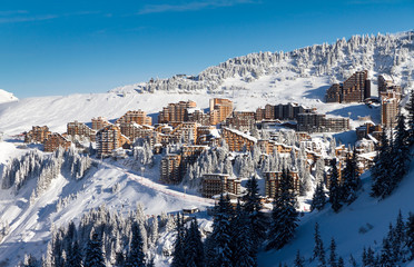 Cityscape of the town of Avoriaz in the Portes du Soleil in France on a sunny day - 94197834