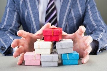 プレゼントボックスと男性の手