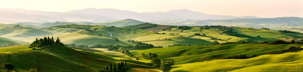 Prachtige en wonderbaarlijke kleuren van groene lente panorama landsca