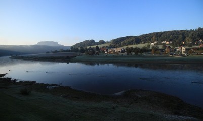 Ein frostiger Oktobermorgen am Elbufer in Rathen (Sächsische Schweiz)