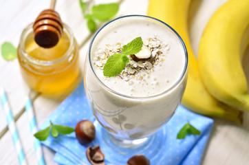 Banana smoothie with oats and hazelnuts.