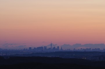 遠望 相模原市から朝焼け空の東京都心
