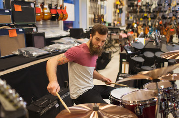 musicien masculin jouant des cymbales au magasin de musique