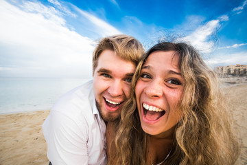 Obraz premium Couple having fun at the beach