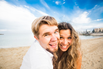 Obraz premium Couple having fun at the beach