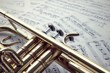 Trumpet on sheet music - obrazy, fototapety, plakaty