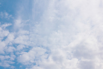 Obraz premium chmury na niebieskim niebie