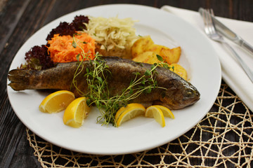 pstrąg z ziemniakami pieczonymi 